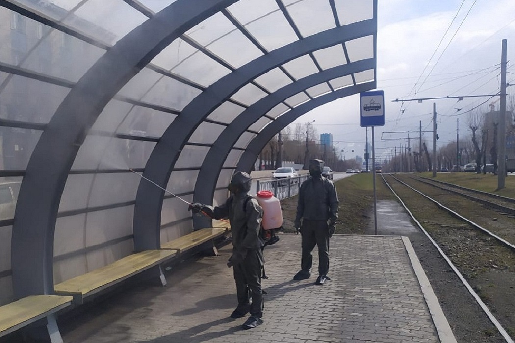 В Екатеринбурге спасатели МЧС дезинфицируют остановки