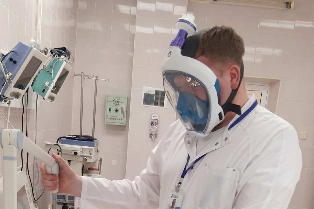 Тюменским врачам подарили подводные маски для защиты от коронавируса