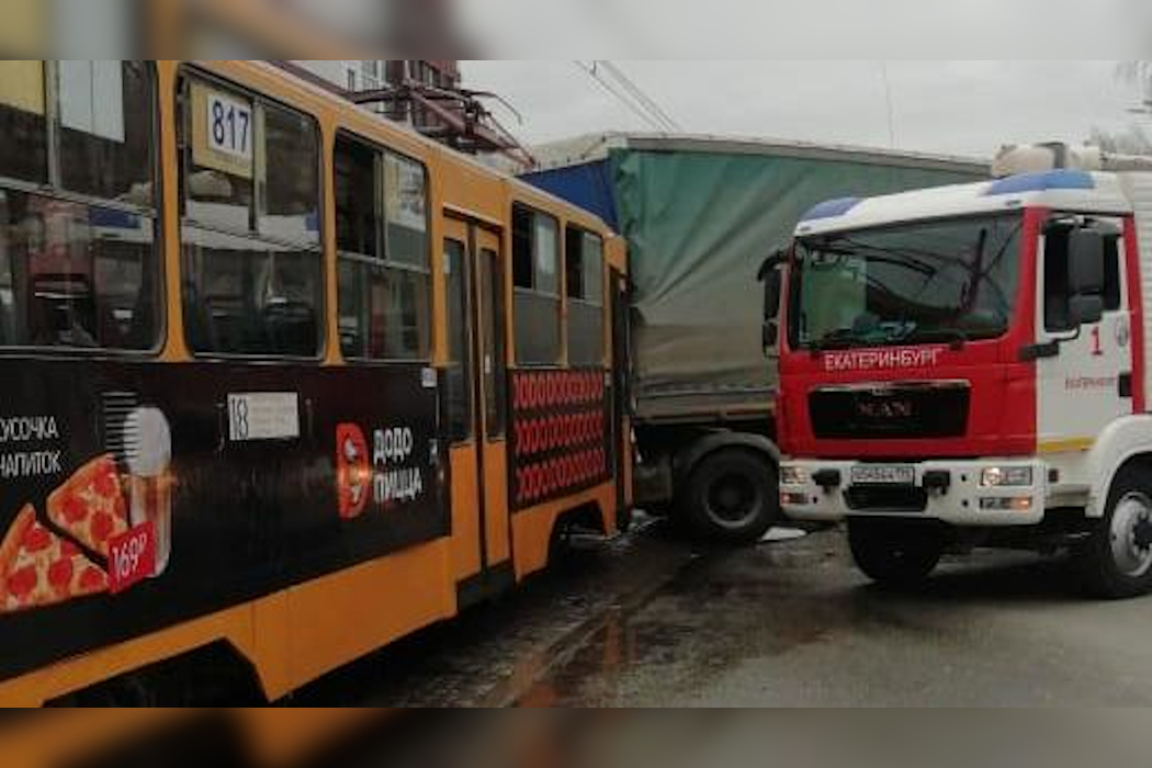 В Екатеринбурге столкнулись трамвай и грузовик