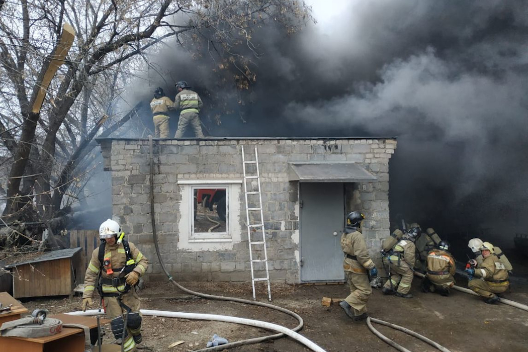 В Свердловской области горит ангар с горючесмазочными материалами
