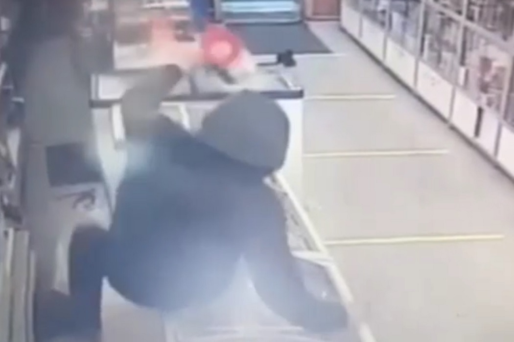 В Тюмени мужчина в маске совершил разбойное нападение на магазин