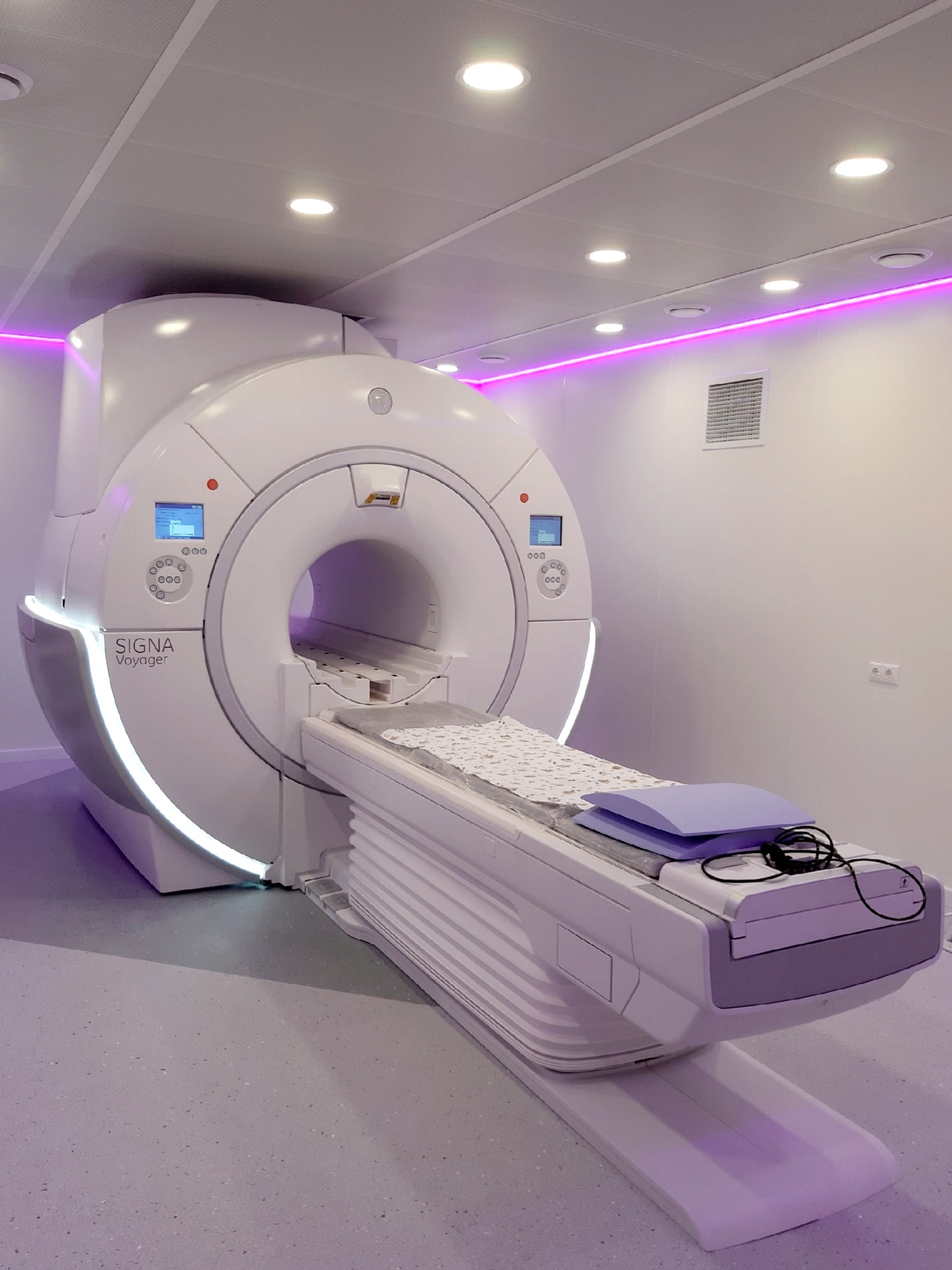Мрт кумертау. ОКБ 1 Тюмень аппарат мрт. Аппарат для Магнито-резонансной томографии. Аппарат мрт 2022. Магнитно резонансный томограф в 1 микрон.