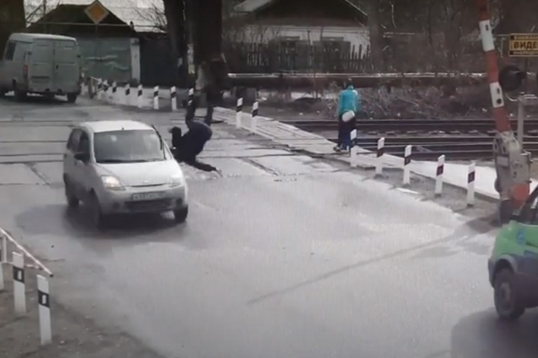 В Каменске-Уральском пенсионера подбросило в воздух от удара машины