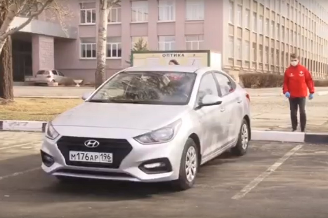 Свердловские чиновники отдали свои машины в распоряжение волонтёров