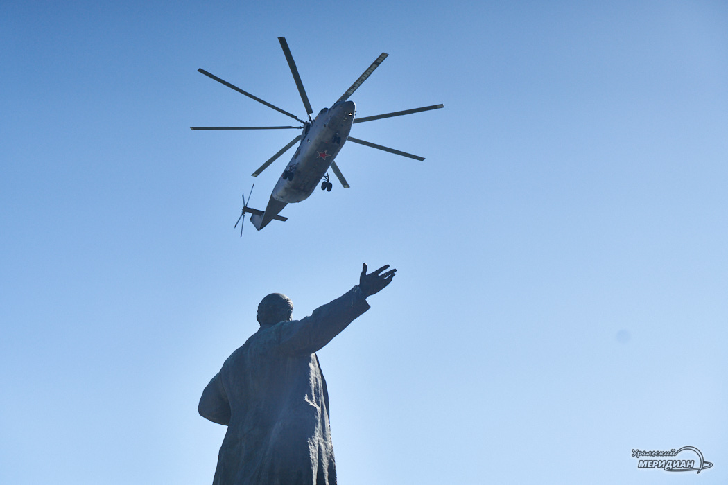 ЦВО авиапарад вертолет памятник Ленин Екатеринбург