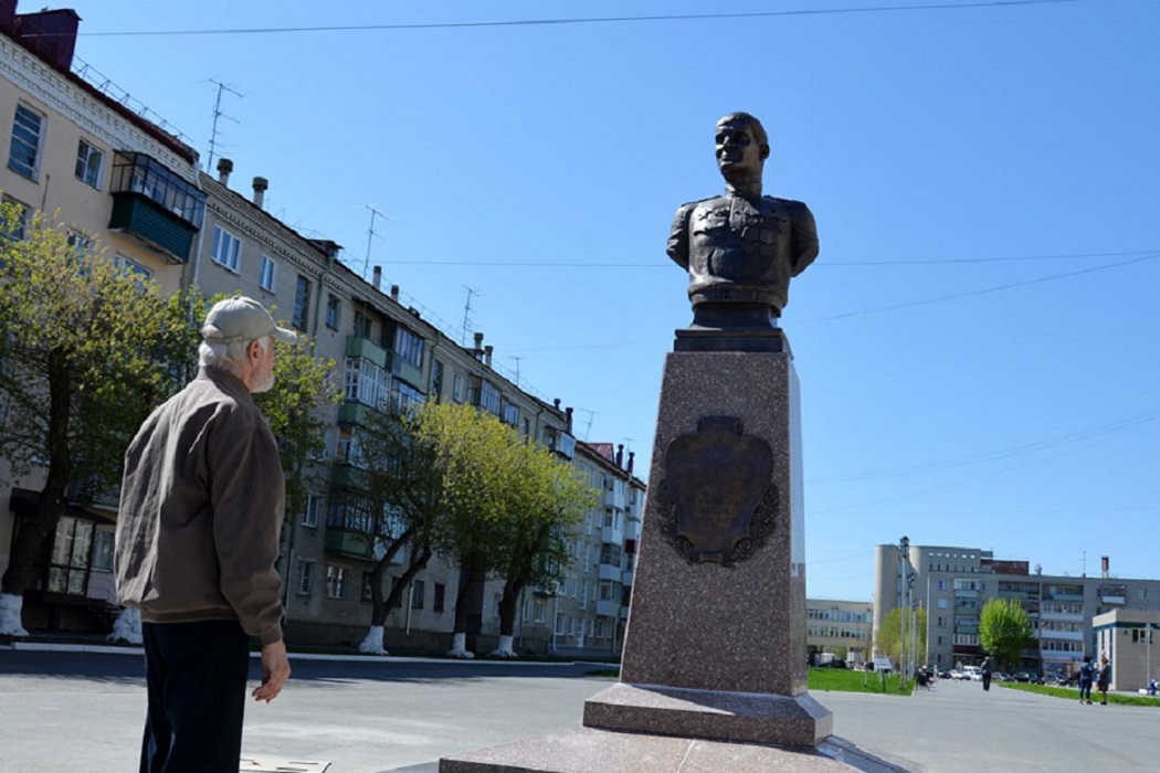 Памятник Максиму Захарову