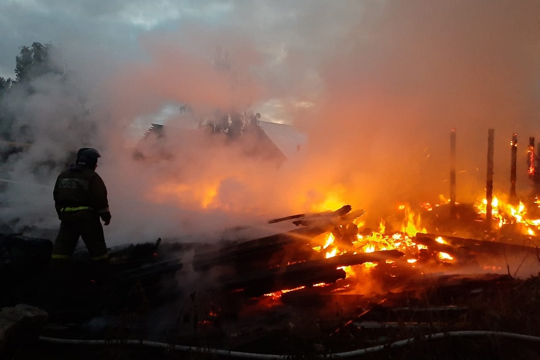 В Екатеринбурге пожарные четыре часа тушили вспыхнувший дом