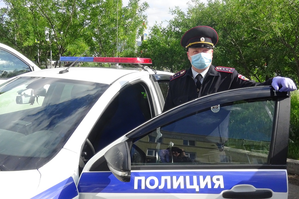 На Среднем Урале инспектор ГИБДД спас ребёнка из душного авто