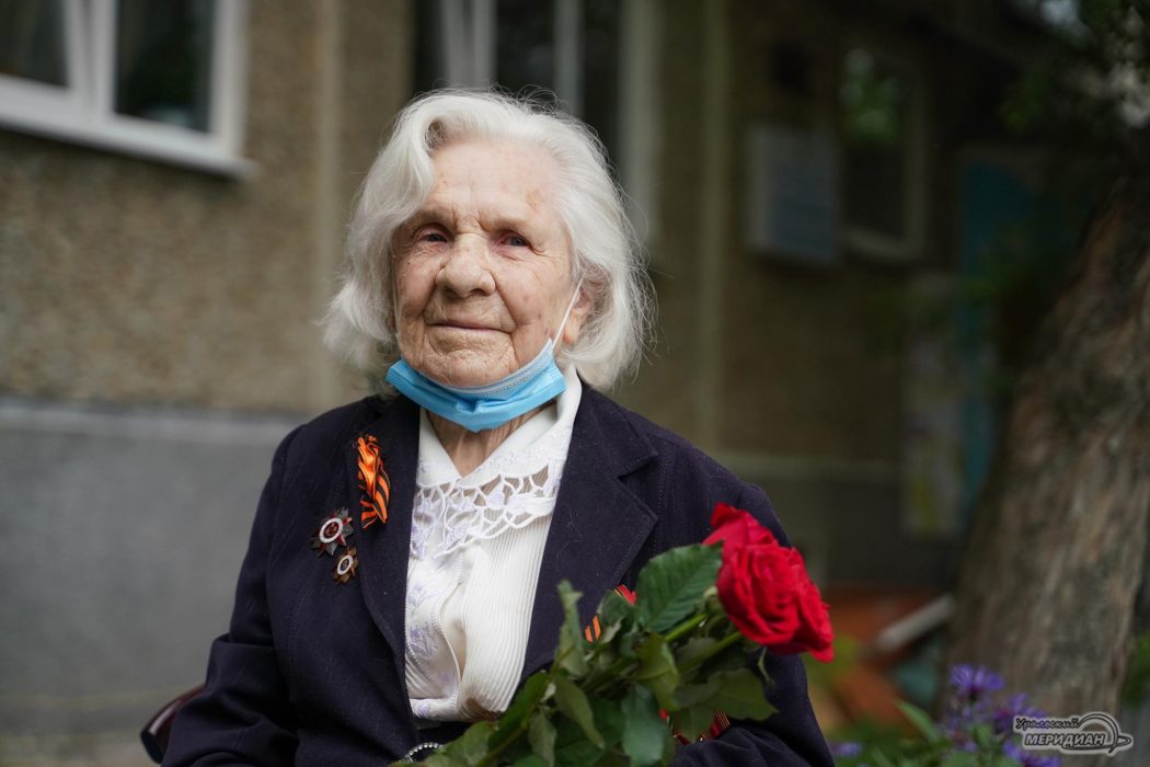 В Екатеринбурге ЦВО поздравил бабушку-ветерана с Днём медика