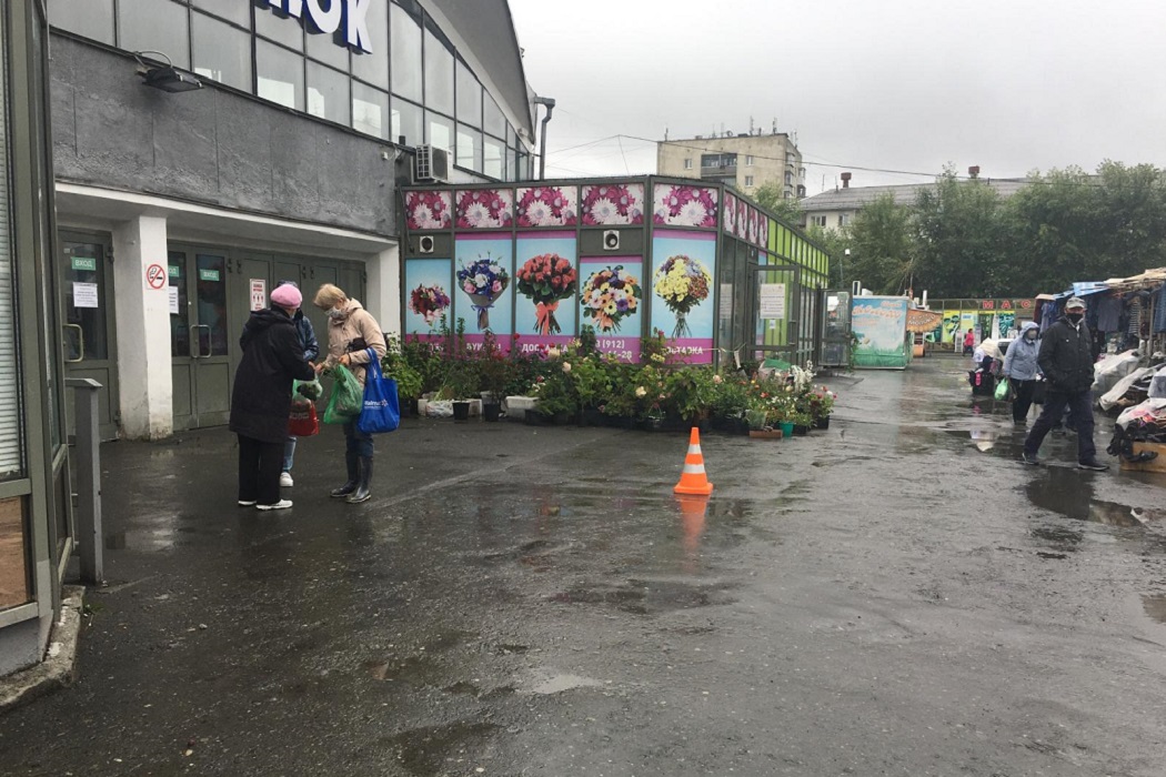 В Екатеринбурге водитель наехал на пенсионерку на рынке и скрылся