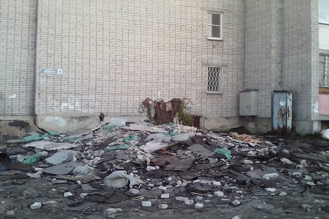 мусорВ Кургане жильцы многоквартирного дома просят власти убрать горы мусора