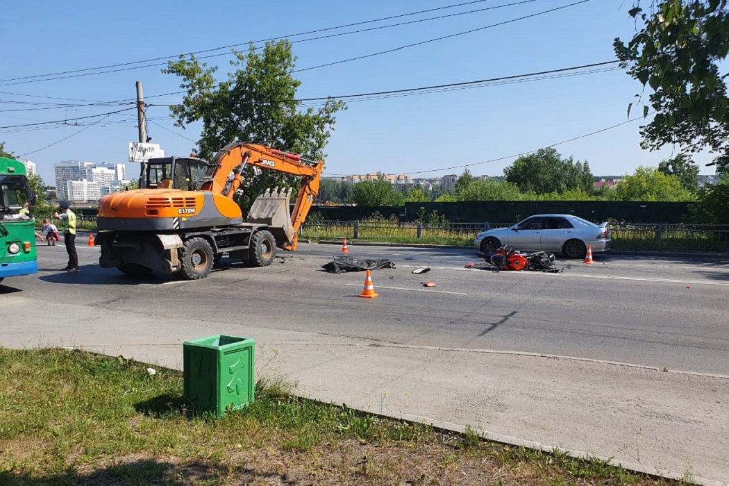 В Екатеринбурге мотоциклист погиб в ДТП с экскаватором