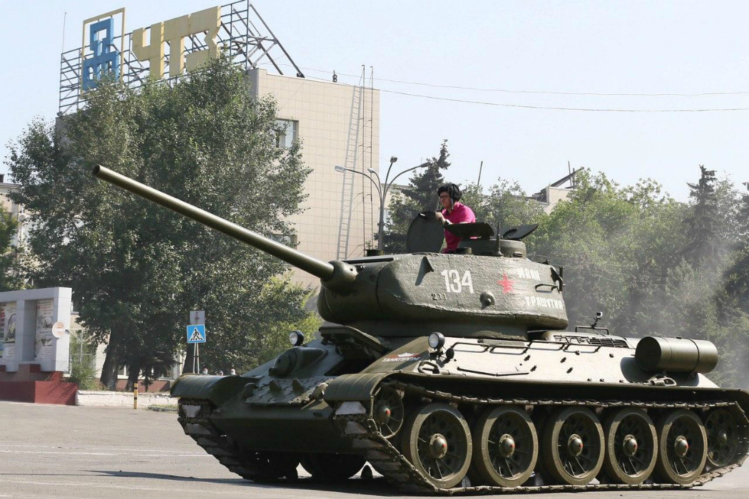 Губернатор Челябинской области прокатился на танке