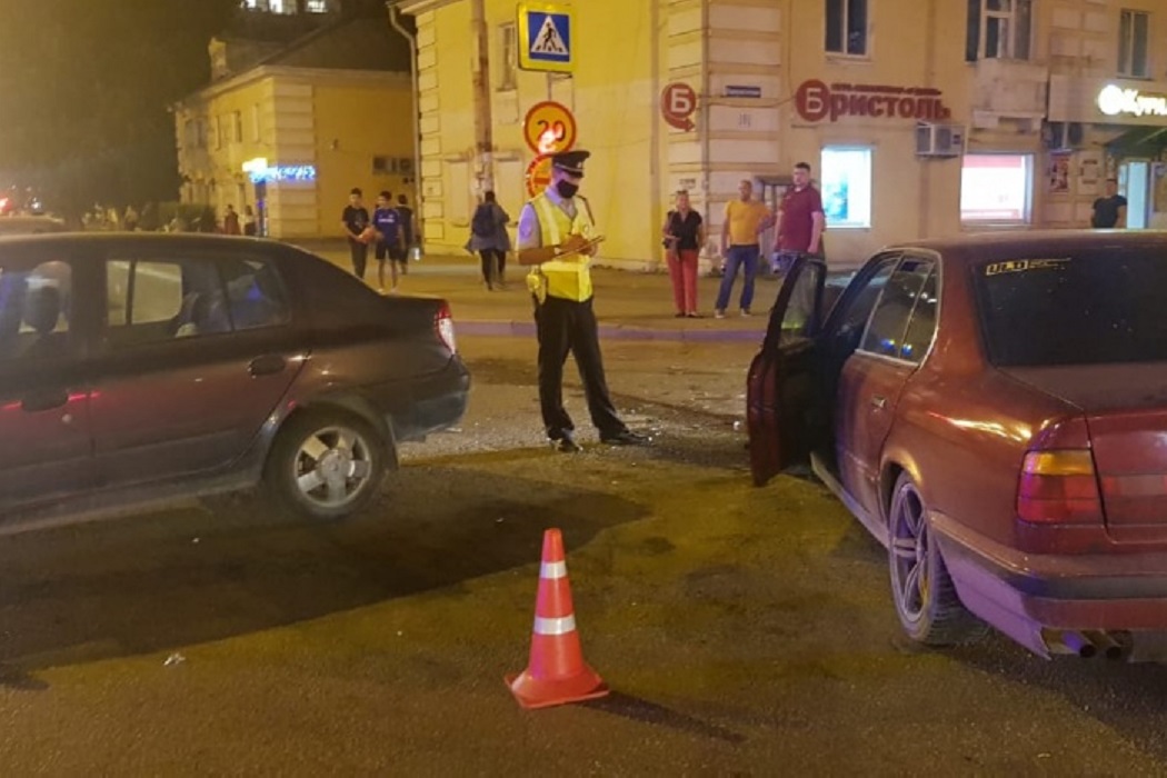 В Екатеринбурге на Уралмаше в лобовом ДТП пострадали три человека