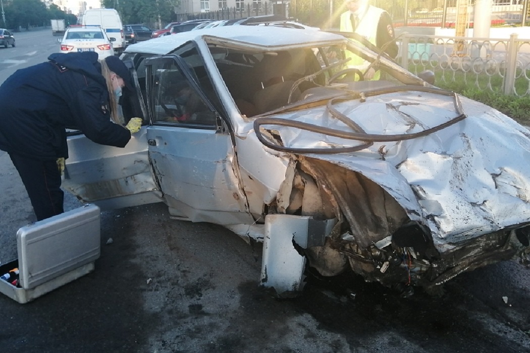 В Екатеринбурге подростки попали в серьёзное ДТП на угнанном ВАЗ