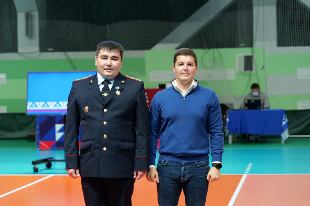 Дмитрий Артюхов наградил новоуренгойских полицейских за мужество и самоотверженность