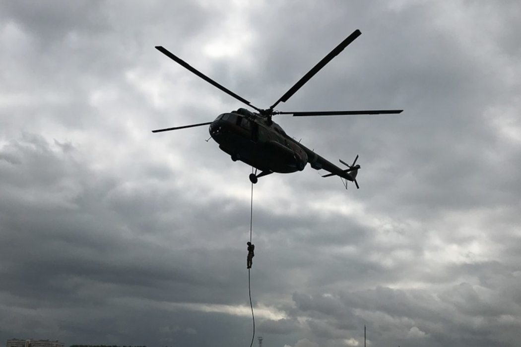 На Урале бойцы спецназа десантировались из вертолёта без парашюта