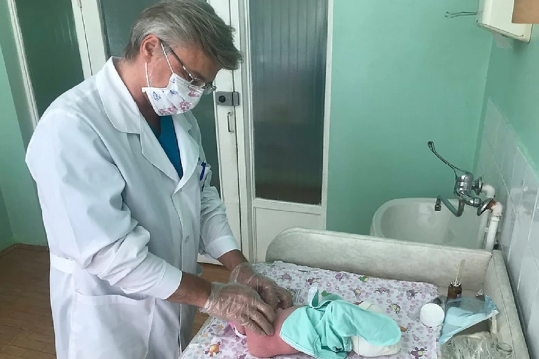 Свердловские хирурги удалили опасную опухоль новорождённой