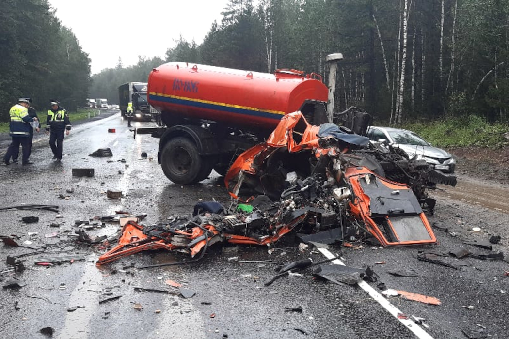 В Челябинске на трассе водитель КАМАЗа погиб в столкновении с грузовиком