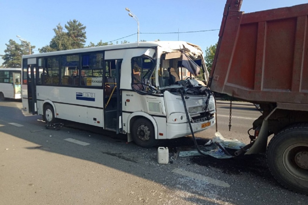 В Тюмени автобус с пассажирами врезался в грузовик и Газель 1