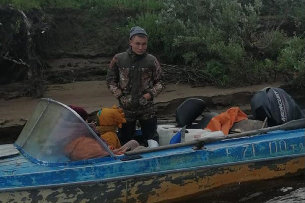 Ямальцы с 3-летним ребёнком застряли на реке из-за неисправной лодки