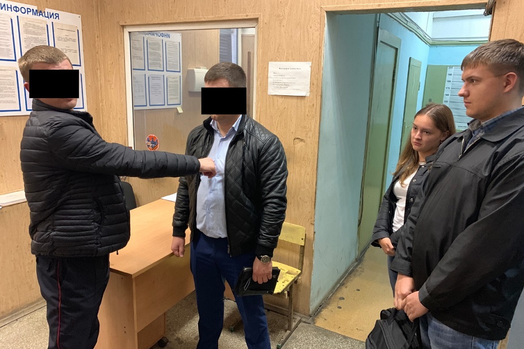 В Екатеринбурге экс-полицейского за удар человека оставили на свободе