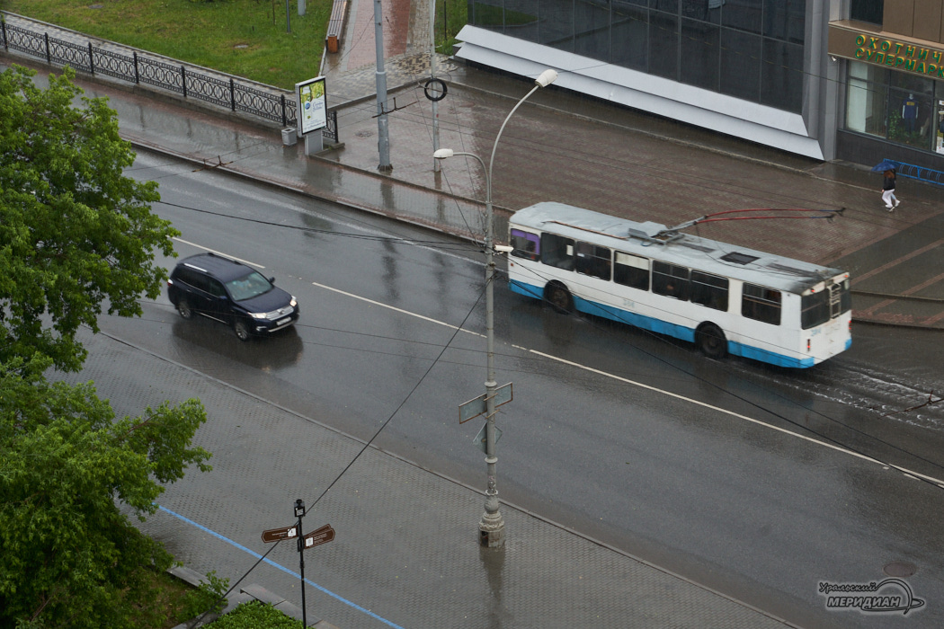 дождь машина троллейбус улица дорога