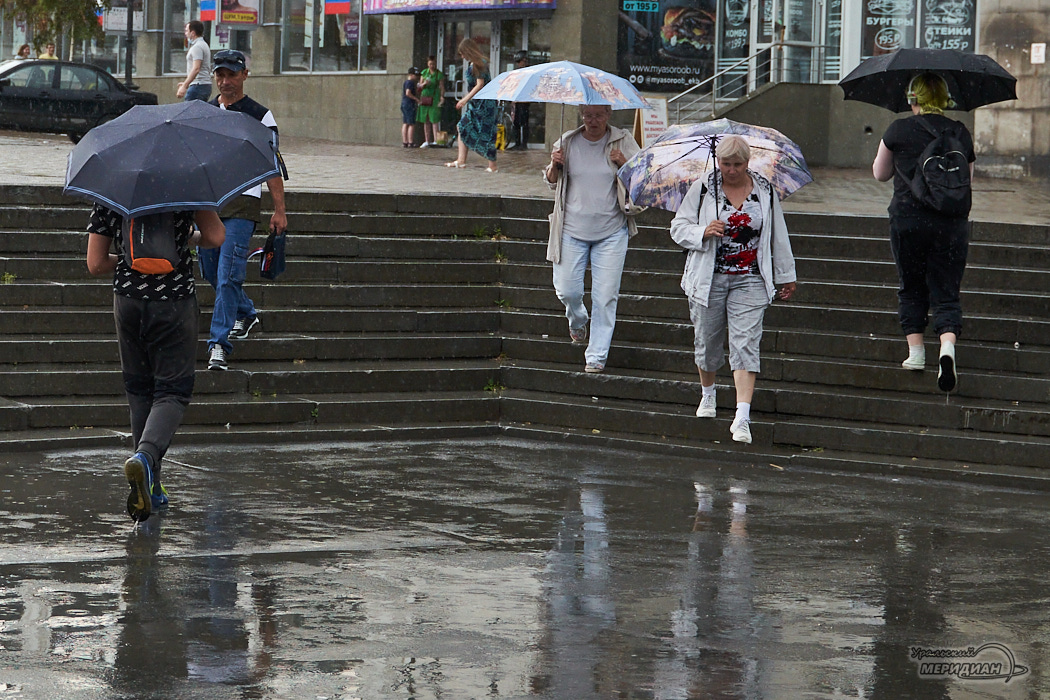 дождь пешеход люди улица зонт