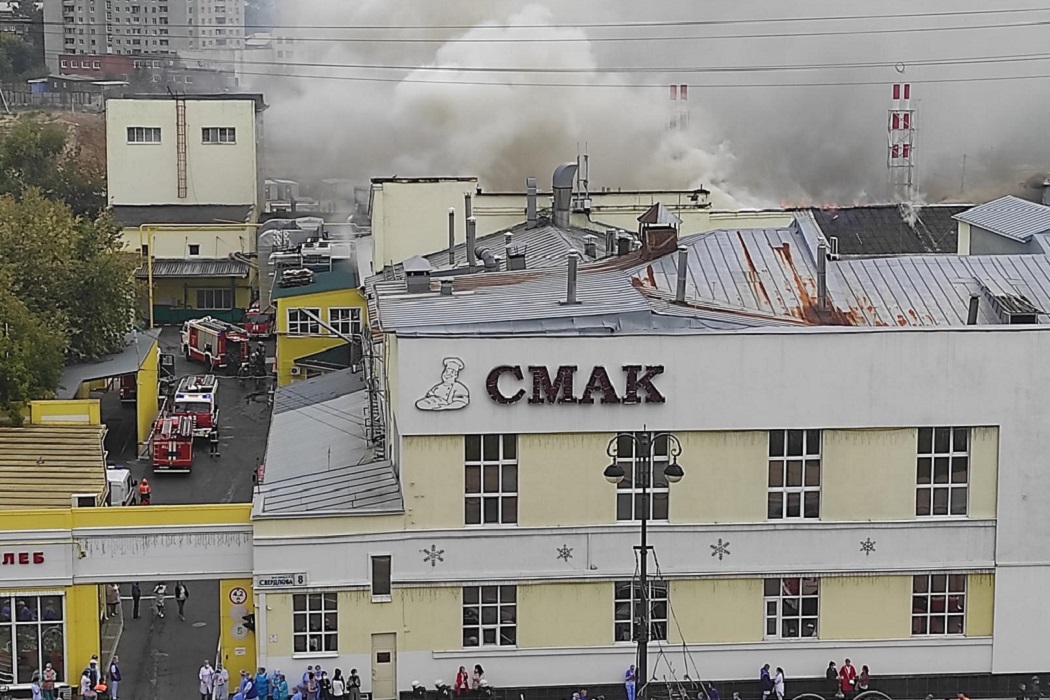 В Екатеринбурге горит хлебокомбинат СМАК