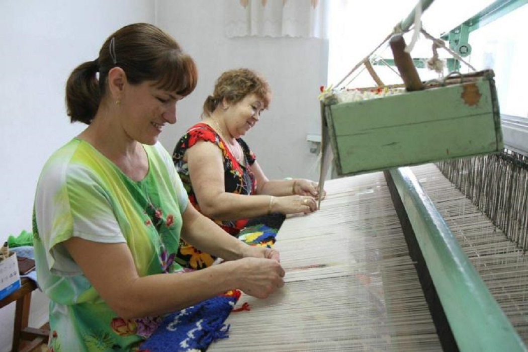 В Ишиме ковровая фабрика возродила ручное ткачество