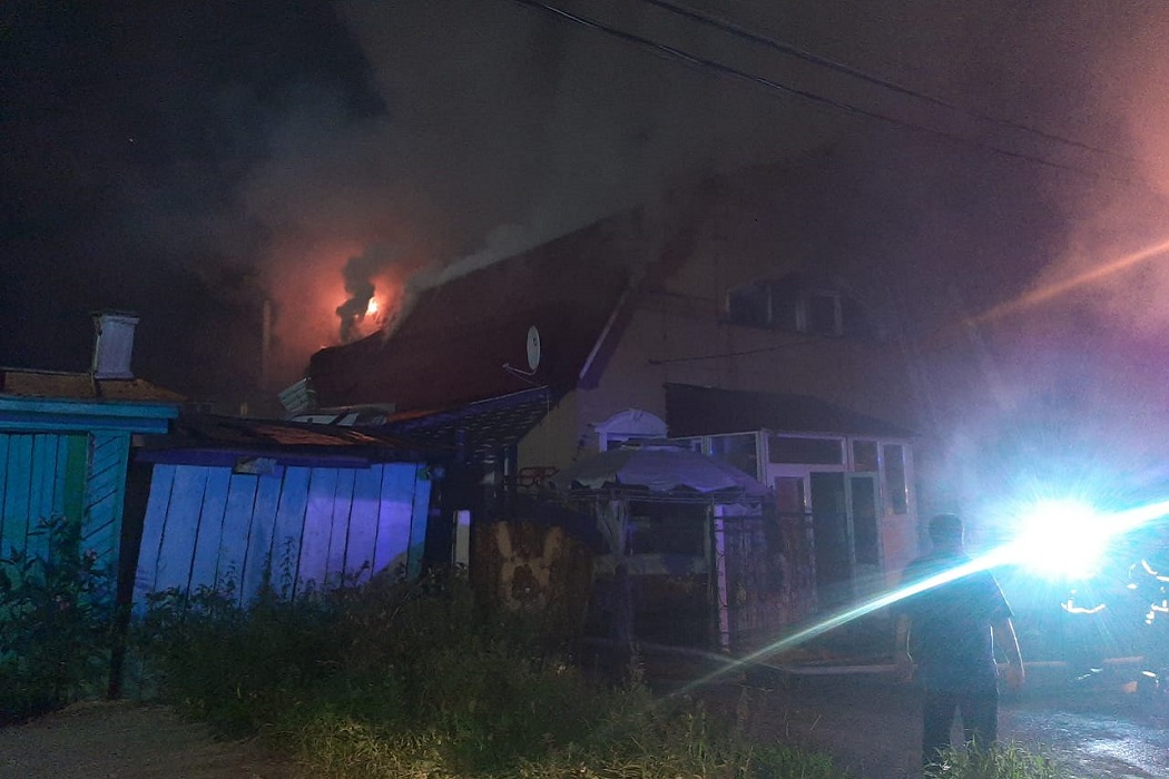 Ночью в Екатеринбурге сгорел жилой дом