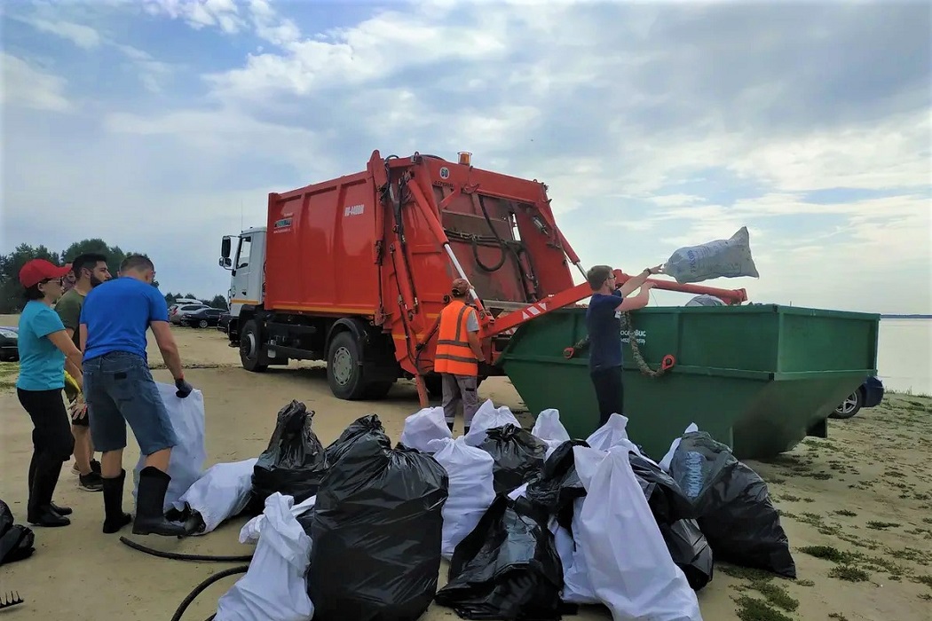 Тюменцы собрали на берегу Андреевского озера около 3 тонн мусора