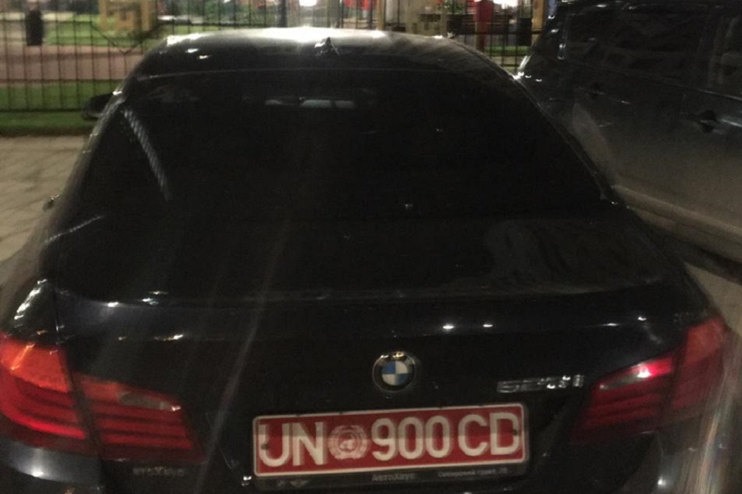 В Екатеринбурге BMW с подложными номерами занял парковку для инвалидов