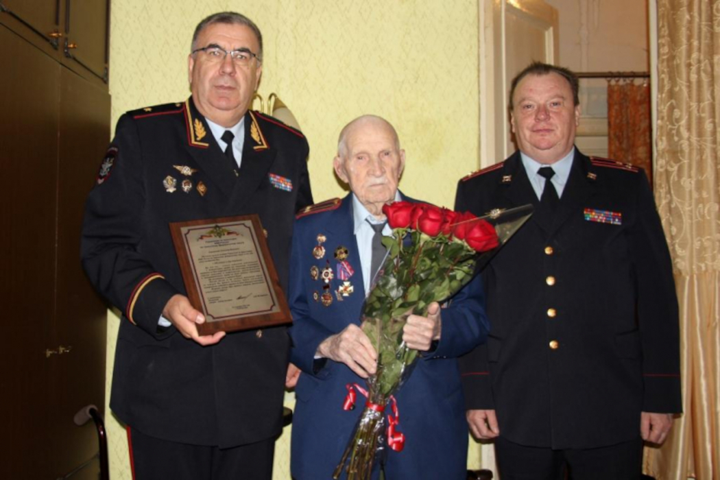 Транспортные полицейские поздравили со 100-летним юбилеем ветерана ВОВ