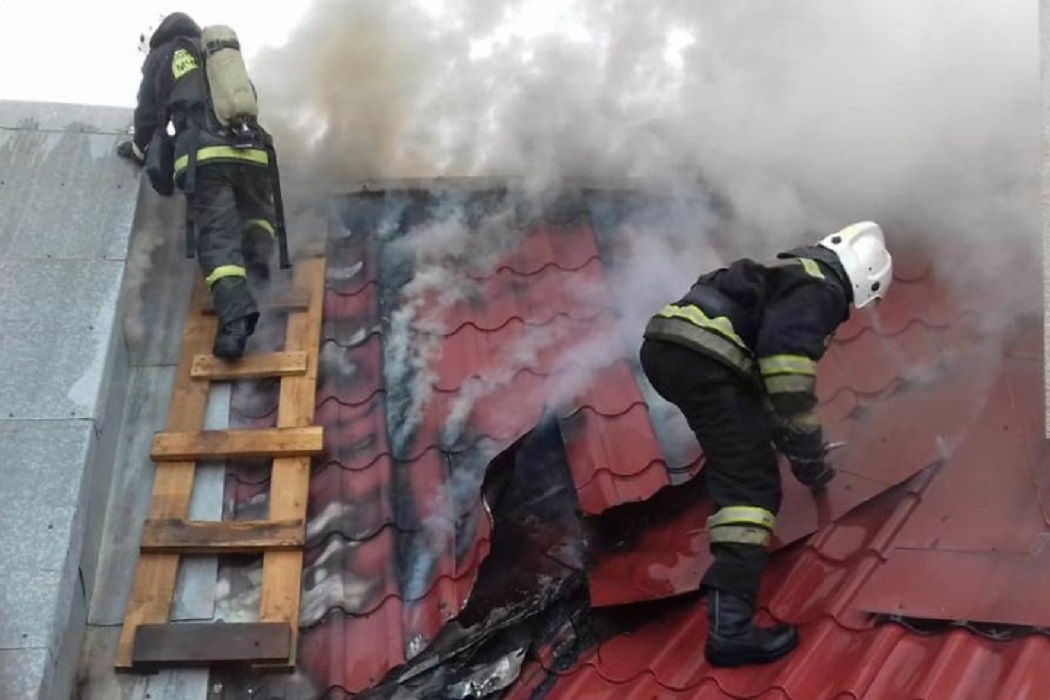 В Екатеринбурге загорелось здание Ростехнадзора