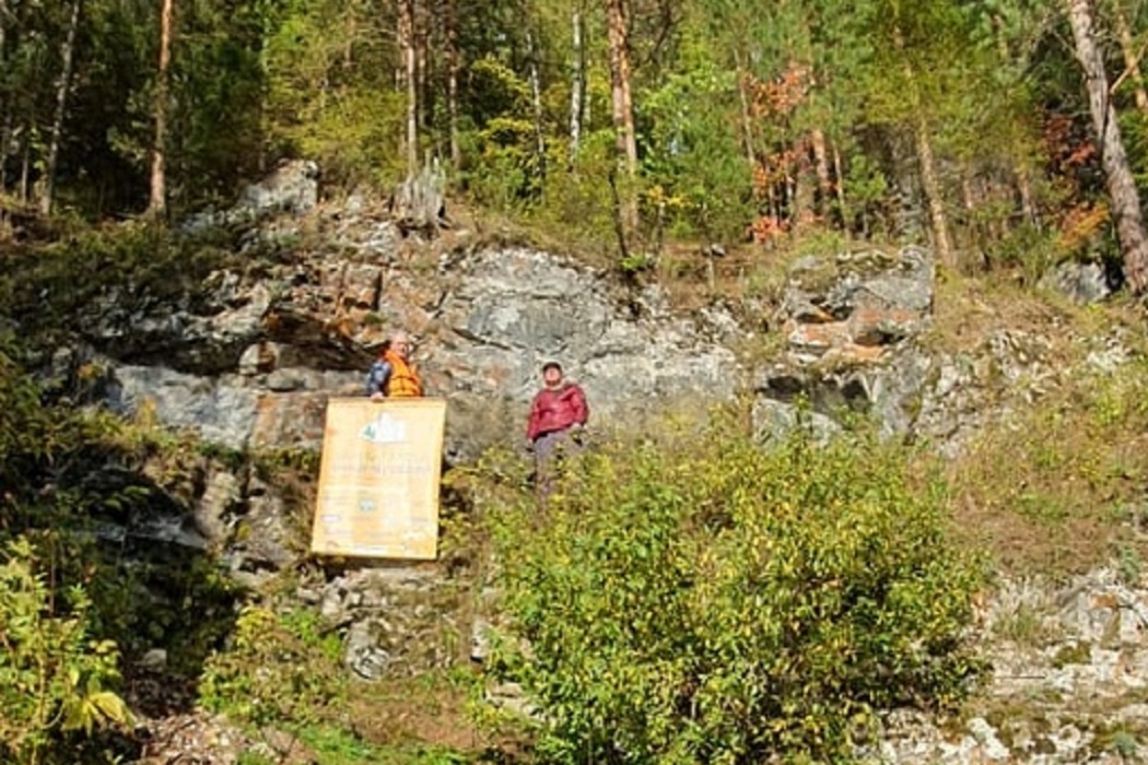 Сотрудники свердловского ГУФСИН отмыли от надписей камень на Чусовой