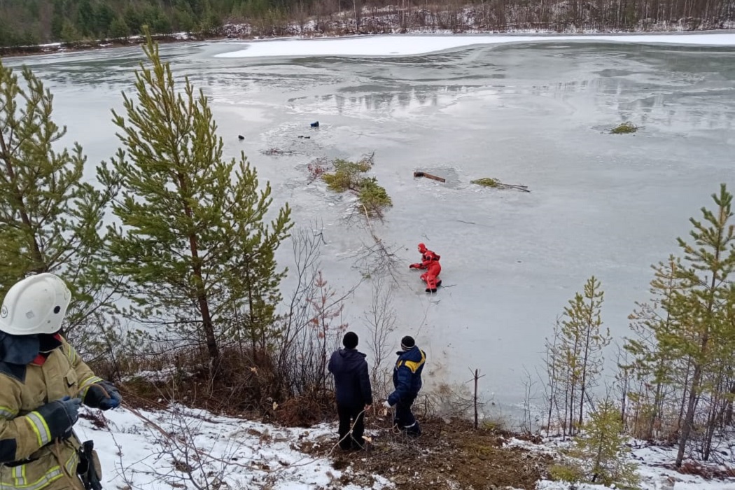 На Среднем Урале два рыбака провалились под лёд, один утонул