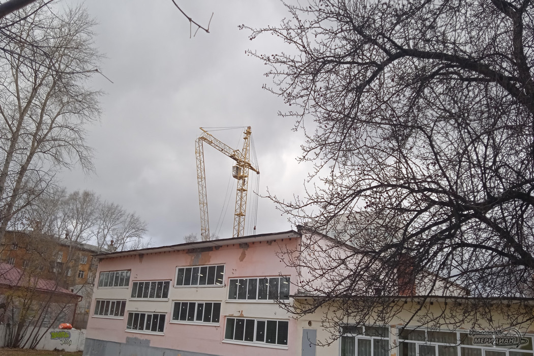 В Екатеринбурге надломилась стрела крана возле 94-й гимназии