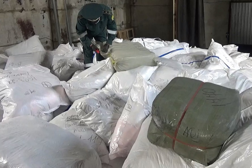 Тюменские таможенники задержали три тонны поддельной одежды мировых брендов