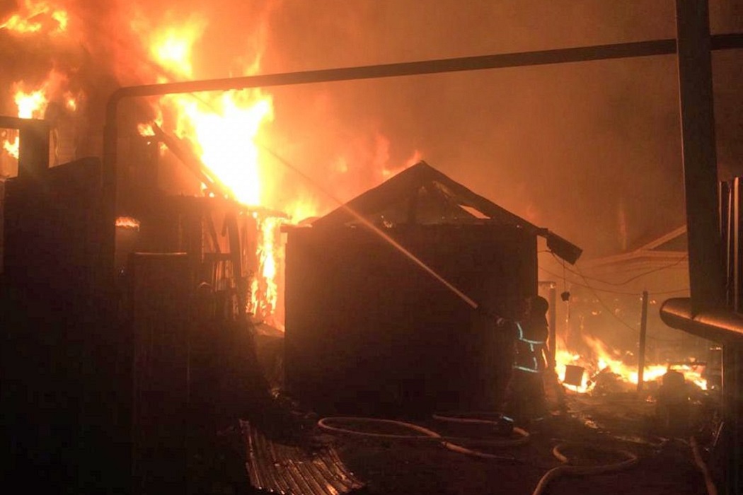 В Екатеринбурге сгорел жилой дом и четыре бани