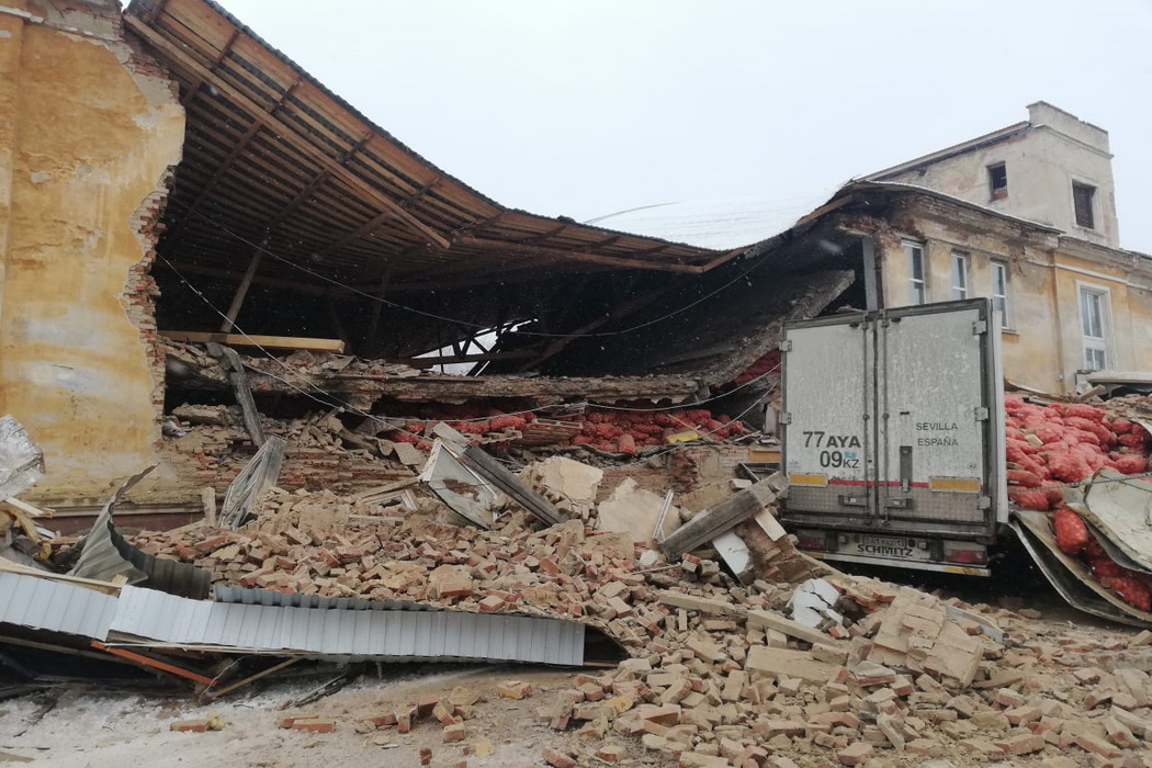 В Дегтярске обрушилась крыша овощного склада, где работали три человека