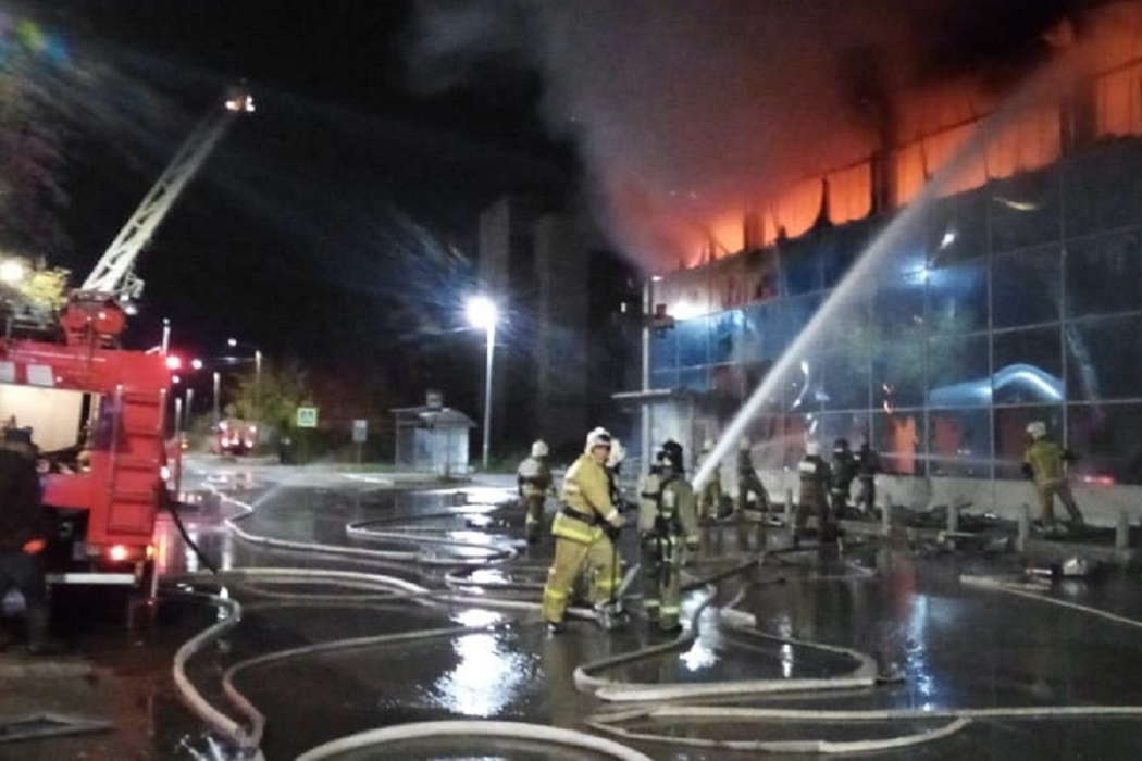 Ночью в Богдановиче вспыхнул торговый центр