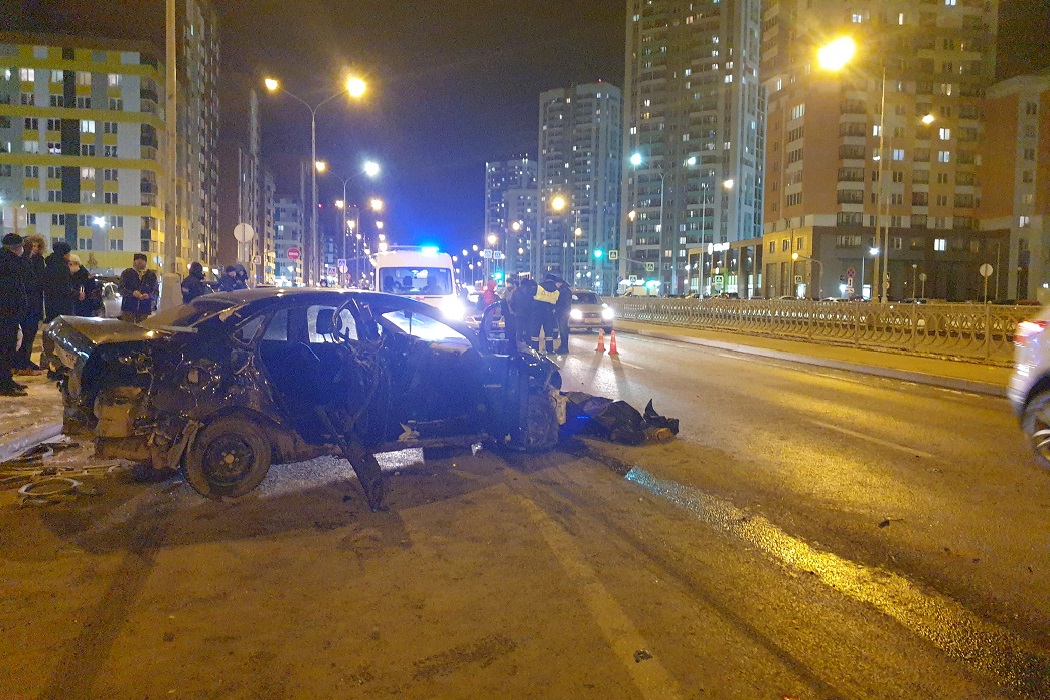 ДТП в Екатеринбурге - машина врезалась в ограждение: двое выжили, женщина погибла.