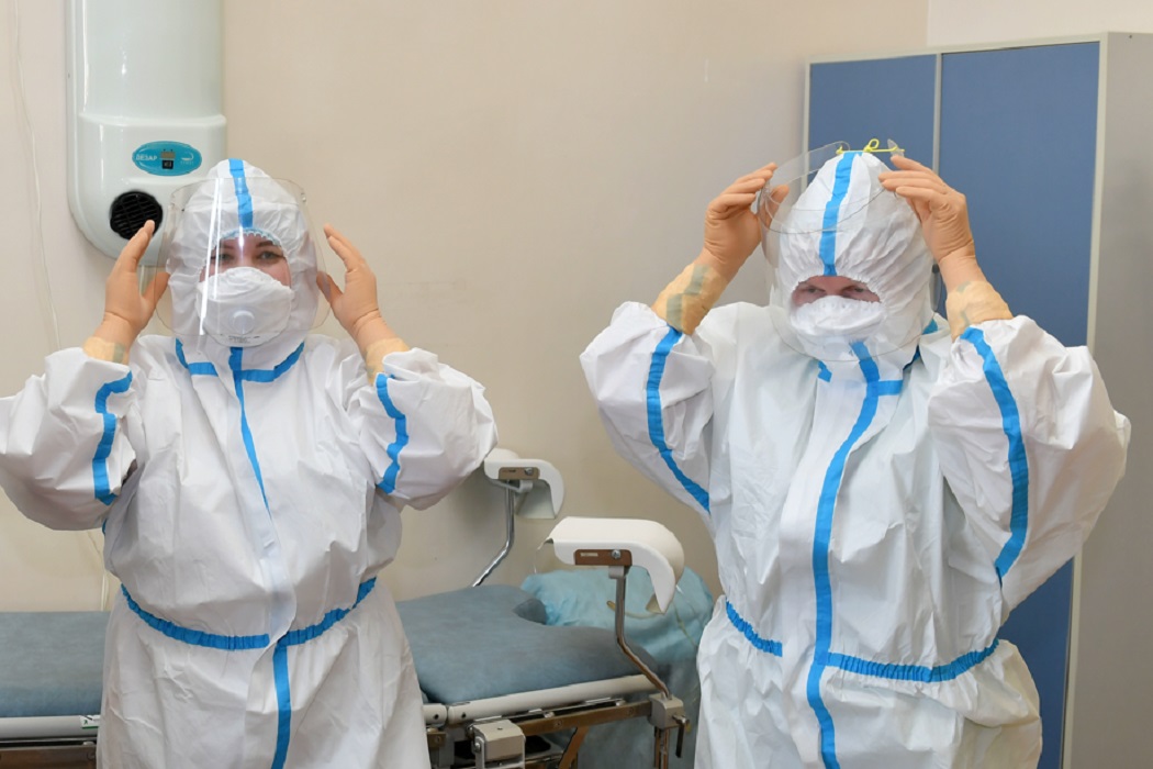 Медучреждения Ямала получили защитные противоэпидемические костюмы