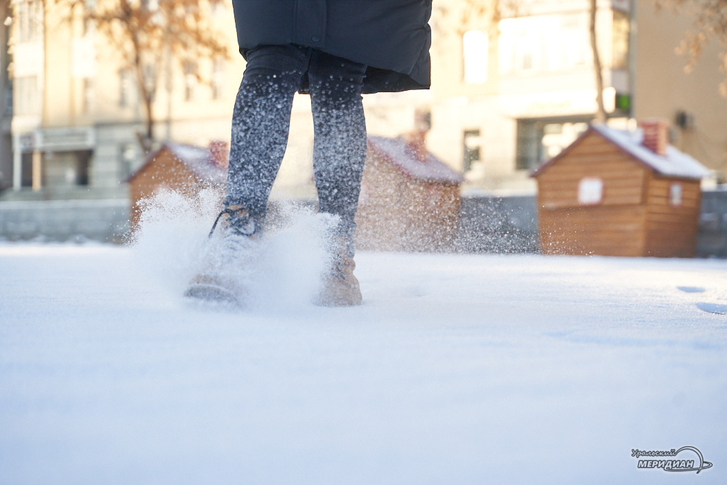 Сугробы по колено. Ноги в снегу. Снег по колено. Нога в снегу по колено. Детские ноги в снегу.