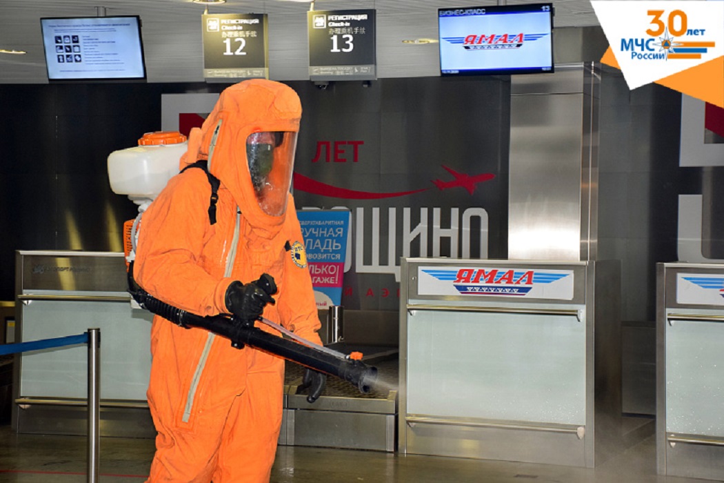 В Тюмени сотрудники МЧС вновь провели дезинфекцию аэропорта Рощино 1