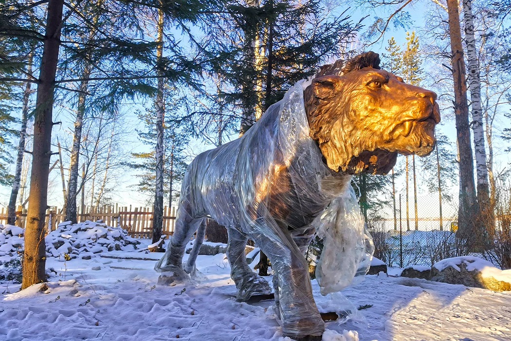 В Екатеринбурге в Шарташском лесопарке появились львы и мамонты