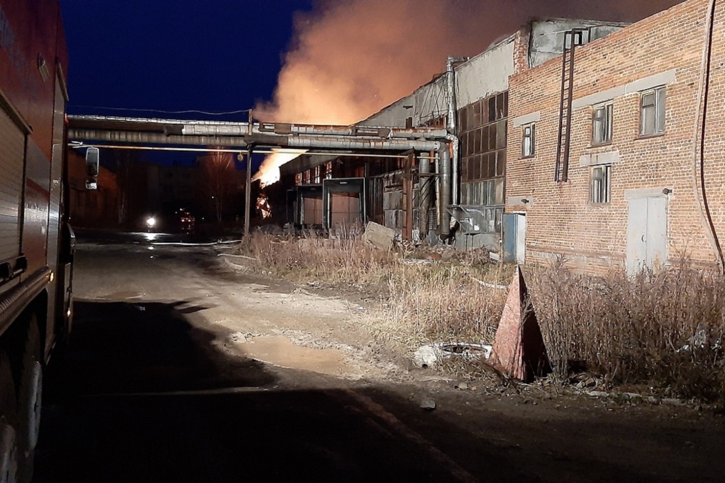 В Первоуральске пожарные тушили огонь на складе 7,5 часов