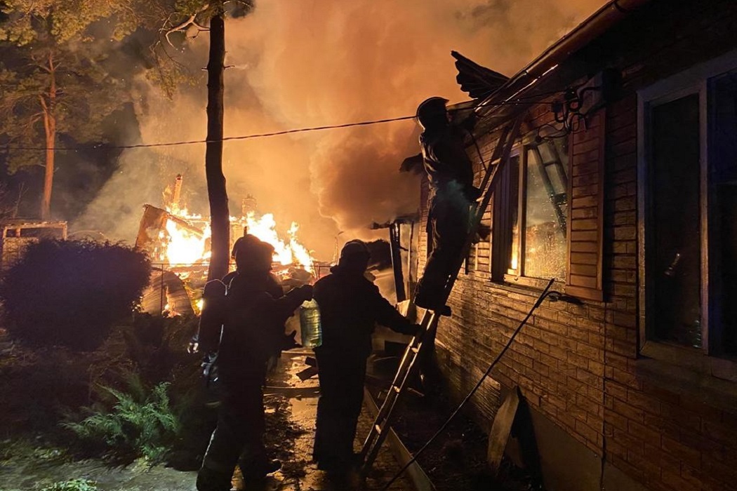 В Екатеринбурге произошёл крупный пожар в СНТ «Цветмет»