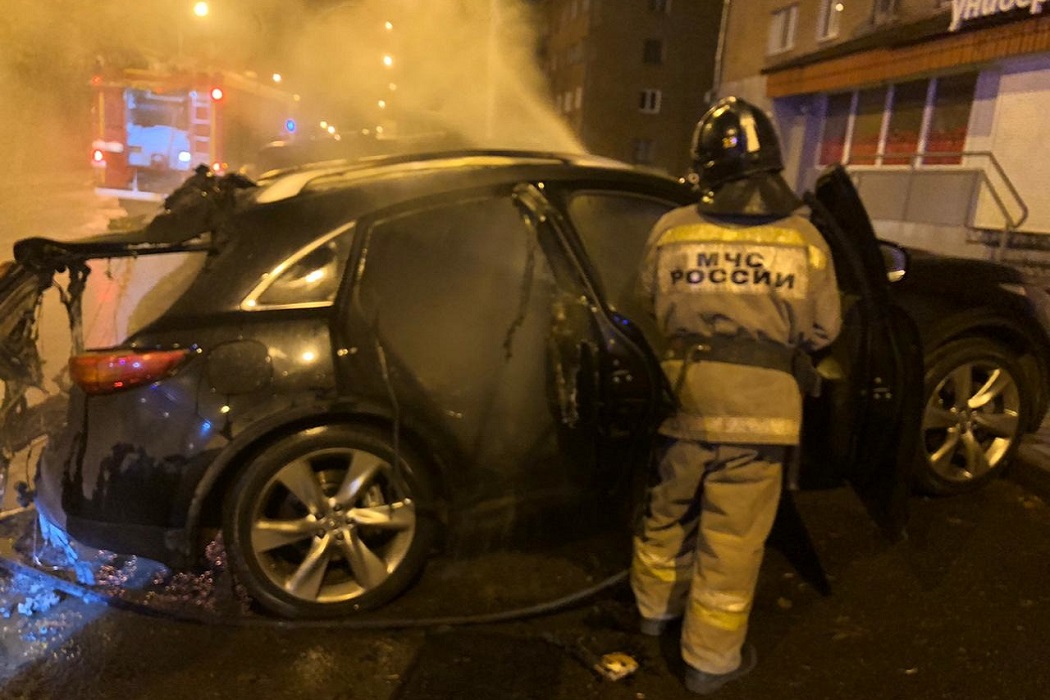 Ночью в Екатеринбурге сгорели два автомобиля
